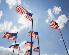 USA, New Jersey, Jackson, American flags against sky. Photo : fotog