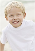 Portrait of boy (4-5) playing on beach. Photo : Momentimages