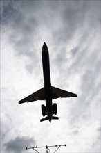 Silhouette of flying airplane. Photo : fotog