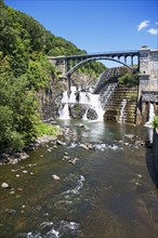 USA, New York State, Croton, Dam and waterfall under bridge. Photo : fotog