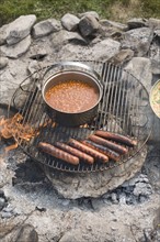 Grilled sausages and beans on campfire. Photo : David Engelhardt