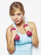 Portrait of young blonde woman exercising. Photo : Momentimages