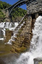 USA, New York State, Croton, Dam and waterfall under bridge. Photo : fotog