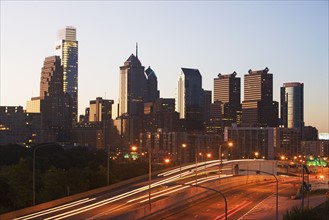 USA, Pennsylvania, Philadelphia, Comcast Center and traffic at dusk. Photo : fotog