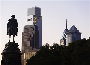 USA, Pennsylvania, Philadelphia, Silhouette of statue, Skyscrapers in background. Photo : fotog