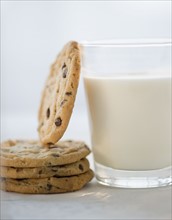 Glass of milk and cookies, close-up. Photo : Jamie Grill