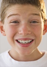 Portrait of smiling boy (10-11). Photo : Daniel Grill