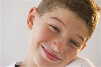 Portrait of smiling boy (10-11). Photo : Daniel Grill