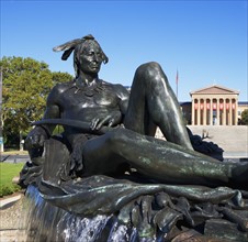 USA, Pennsylvania, Philadelphia, Neo-classical fountain statue, museum in background. Photo : fotog