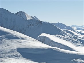 Snow covered mountain range. Photo : Johannes Kroemer