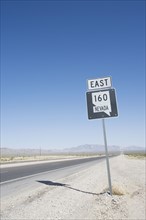 USA, Nevada, Road sign in desert. Photo : Chris Hackett