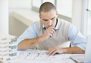 Architect working in office. Photo : Momentimages