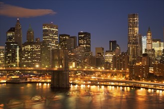 USA, New York State, New York City, Brooklyn Bridge and Manhattan skyline at night. Photo : fotog