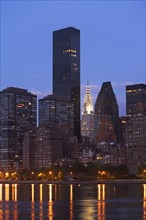 USA, New York State, New York City, Manhattan skyline at dusk. Photo : fotog