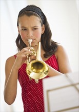 Girl (12-13) playing trumpet. Photo : Daniel Grill