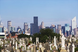 USA, New York City, Cemetery with downtown skyline. Photo : fotog