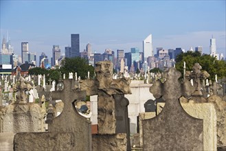 USA, New York City, Cemetery with downtown skyline. Photo : fotog
