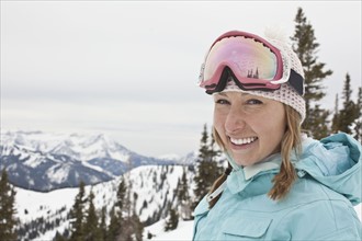 Portrait of female skier in mountains. Photo : Johannes Kroemer