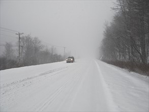 Car on road in blizzard. Photo : Johannes Kroemer