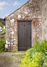 Old cottage door. Photo : Jon Boyes