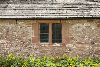 Cottage window. Photo : Jon Boyes