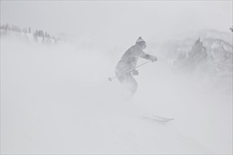Man skiing in fog. Photo : Johannes Kroemer
