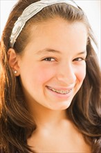 Portrait of smiling girl (12-13) wearing braces. Photo : Daniel Grill