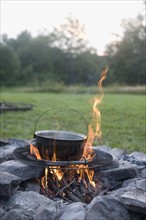 Pot over campfire. Photo : David Engelhardt
