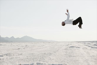 Young man doing backflip in desert. Photo : FBP