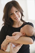 USA, New Jersey, Jersey City, Portrait of mother with baby daughter (2-5 months). Photo : Jamie