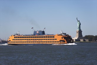 USA, New York City, Staten Island Ferry with Statue of Liberty. Photo : fotog