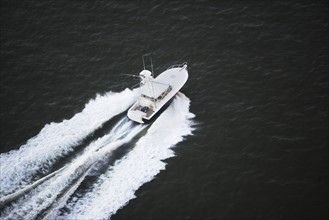 USA, New York, Long Island City, aerial view of speedboat. Photo : fotog