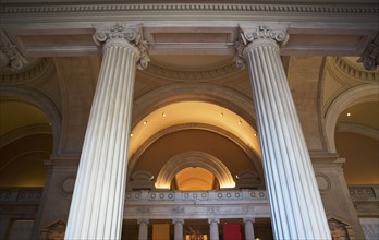 USA, New York City, Metropolitan Museum of Art, low angle view of interior. Photo : fotog