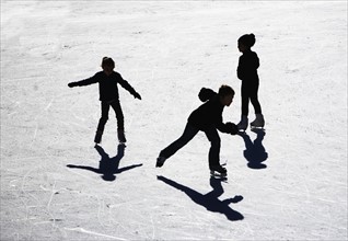USA, New York City, people ice skating in Central Park. Photo : fotog