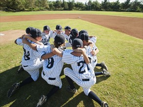 USA, California, Ladera Ranch, little league players (aged 10-11) in huddle.
