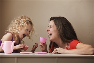 USA, Utah, Lehi, mother and daughter (2-30 having tea. Photo : Mike Kemp