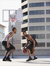 USA, Utah, Salt Lake City, two young men playing basketball. Photo : Mike Kemp