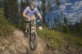 Canada, British Columbia, Fernie, Mid adult man enjoying mountain biking. Photo : Dan Bannister