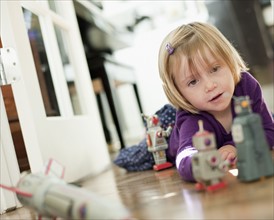 Petite fille jouant avec des robots