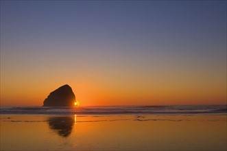 USA, Oregon, beach with stack rock. Photo : Gary J Weathers