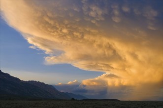 USA, Wyoming, Storm clouds over plains at sunset. Photo : Gary J Weathers