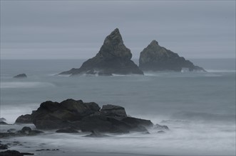 USA, Oregon, rocks in sea. Photo : Gary J Weathers