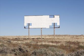 USA, Arizona, Winslow, Blank billboard against blue sky. Photo : David Engelhardt