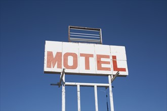 USA, Arizona, Holbrook, Motel sign against blue sky. Photo : David Engelhardt