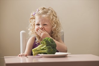 USA, Utah, Lehi, girl (2-3) disgusted with broccoli. Photo : Mike Kemp