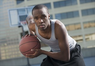 USA, Utah, Salt Lake City, basketball player holding basketball. Photo : Mike Kemp