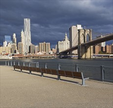 USA, New York City, Manhattan skyline with Brooklyn Bridge. Photo : fotog