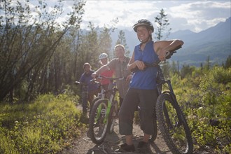 Canada, British Columbia, Fernie, Group of four friends enjoying mountain biking. Photo : Dan