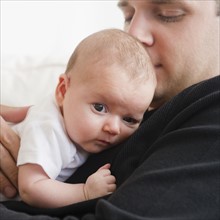 USA, New Jersey, Jersey City, Portrait of father and baby daughter (2-5 months). Photo : Jamie