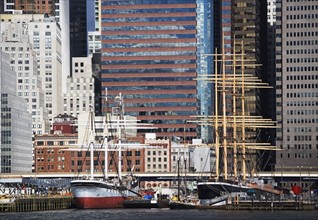 USA, New York City, Manhattan, ships in harbor. Photo : fotog